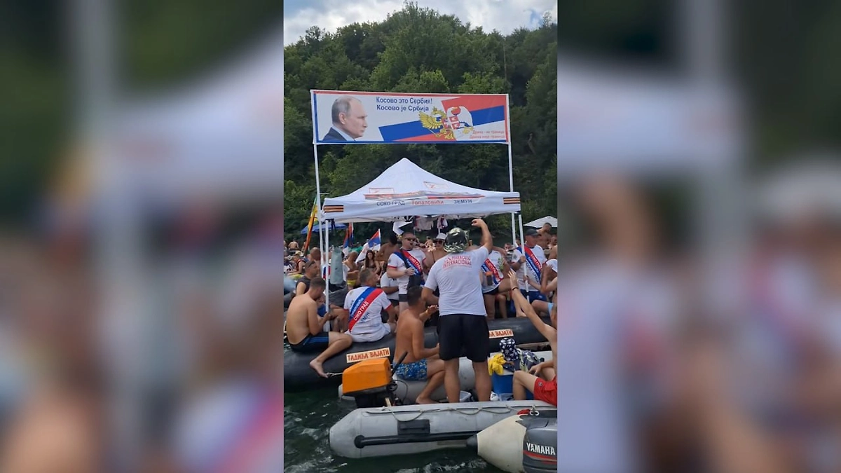 Плот с Владимиром Путиным на «Дринской регате». Фото © X / gordanabaljevic
