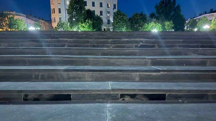В Черновцах лестницу у филармонии отремонтировали надгробными плитами. © Facebook (признан экстремистской организацией и запрещён на территории Российской Федерации) / Алексей Каспрук