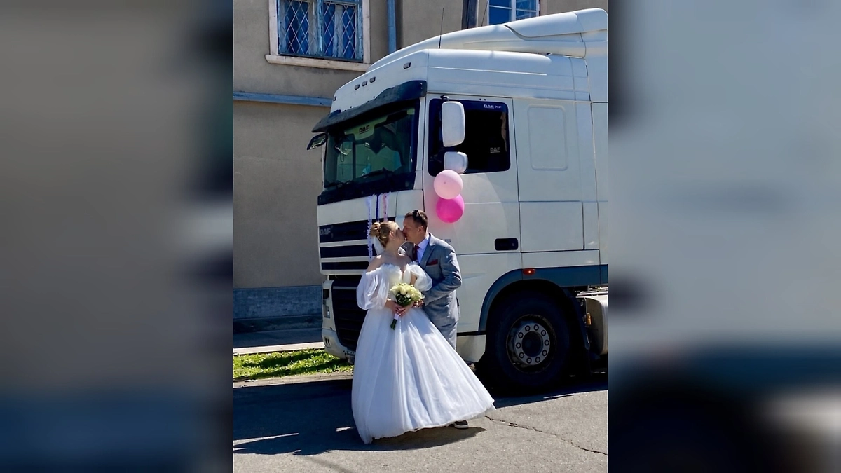 В Галиче молодожены приехали в ЗАГС на кортеже из трёх тягачей DAF. Фото © VK / Управление ЗАГС Костромской области