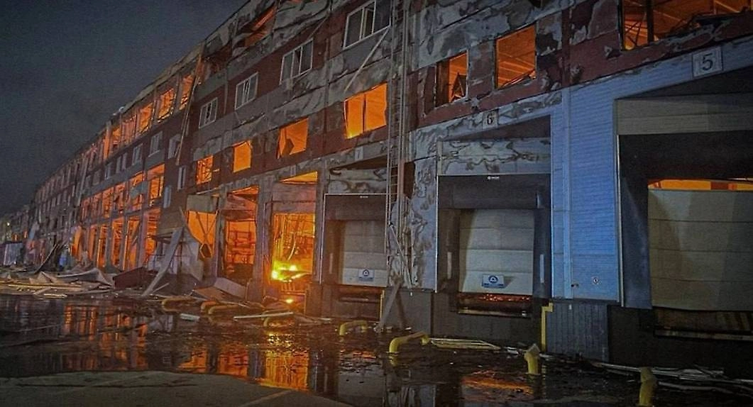 Последствия удара ВС РФ по логистическому центру в Киевской области. Обложка © ДСНС Киевской области