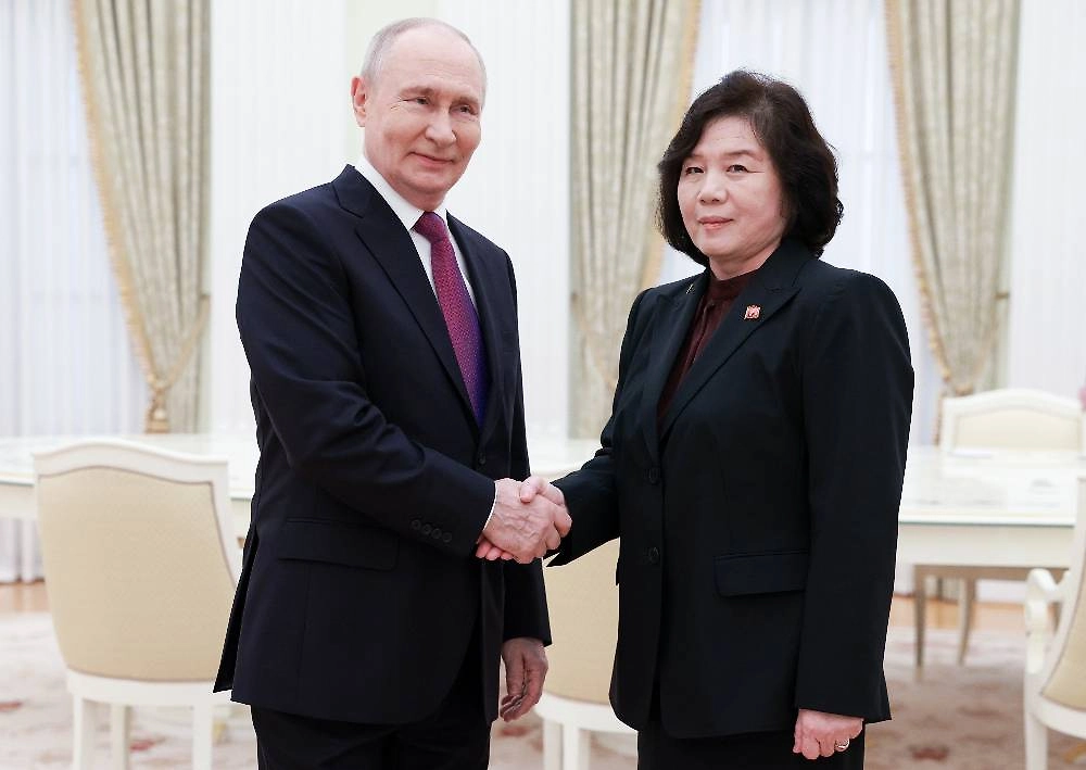 Владимир Путин и Цой Сон Хи. Обложка © ТАСС / Александр Щербак