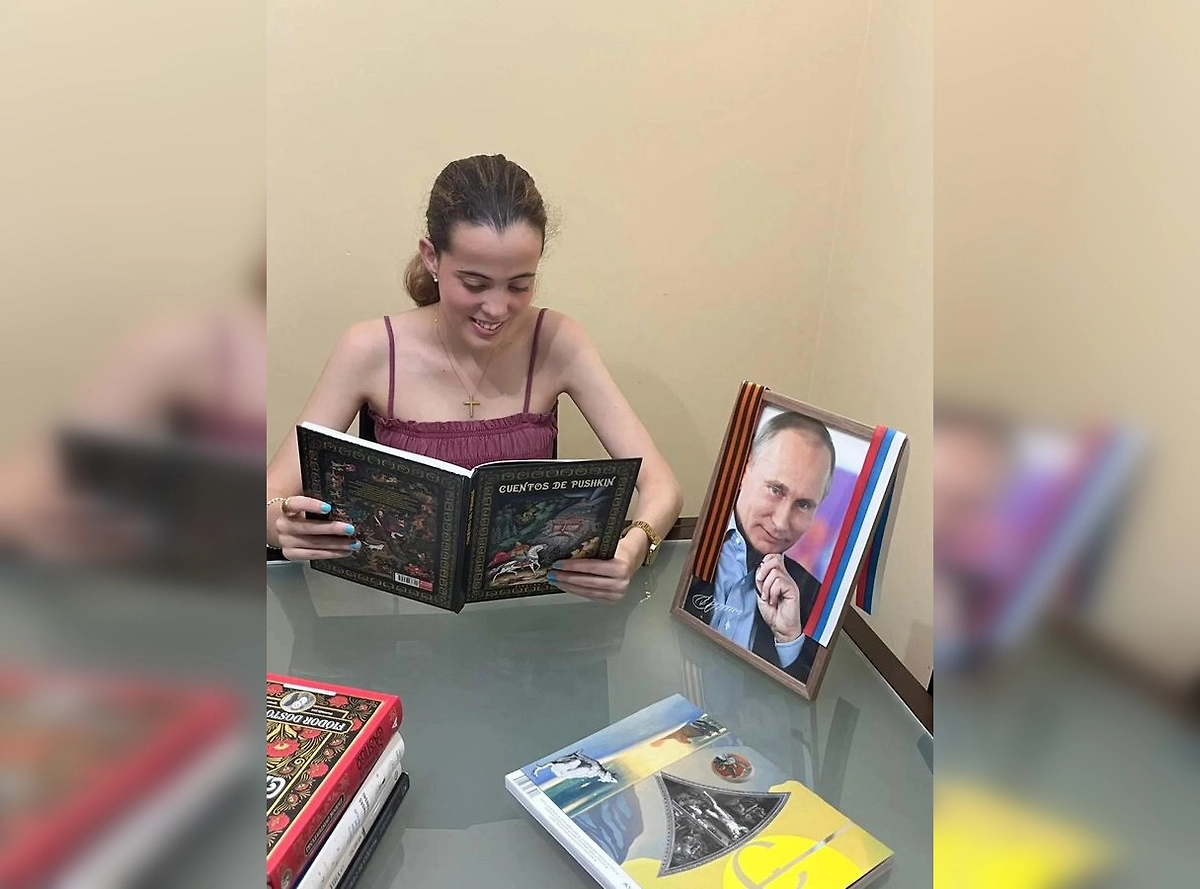 Испанская школьница Люсия с подарком от Путина. Фото © Telegram / РИА Новости