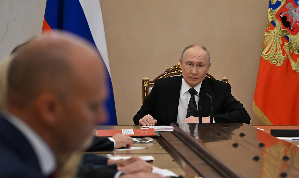 Владимир Путин во время совещания с членами Совета безопасности России. Обложка © kremlin.ru