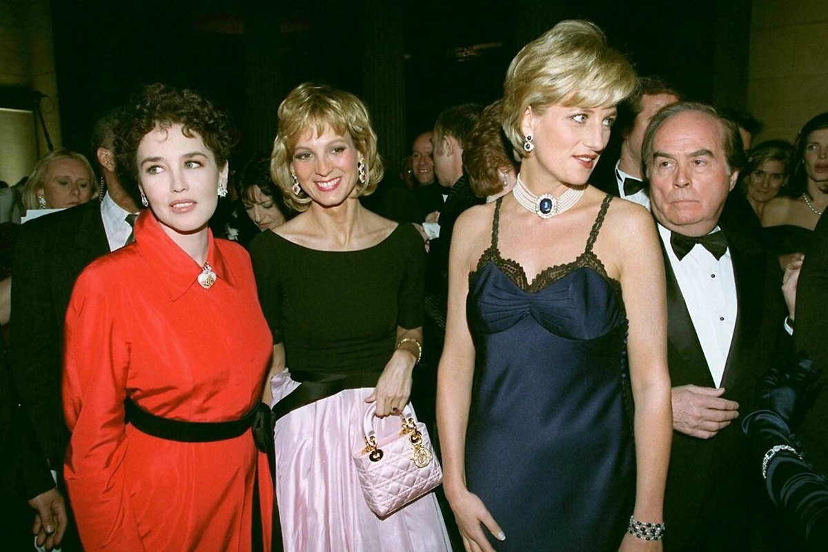 Принцесса Диана в платье-комбинации Dior, 1996 год: смелый образ для Met Gala. Фото © Getty Images / Stephane Cardinale / Sygma