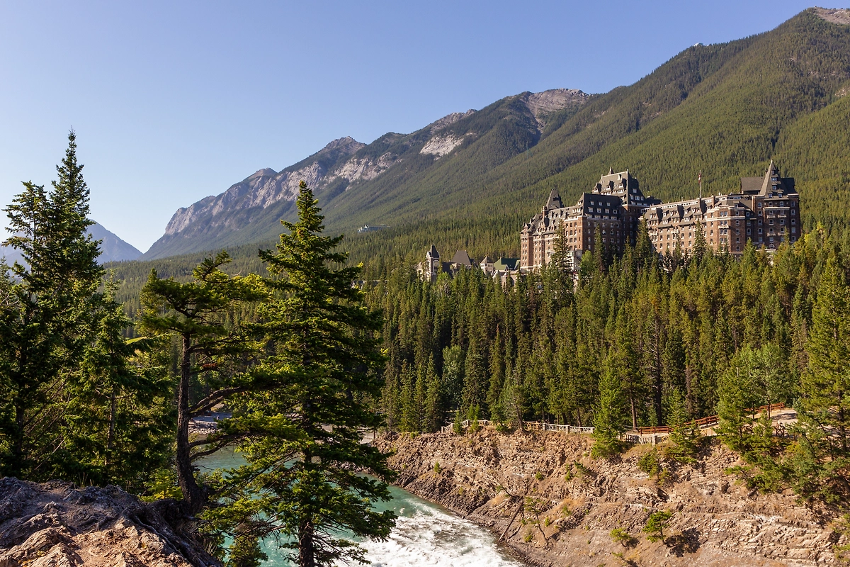История отеля Fairmont Banff Springs началась в конце XIX века. Фото © Shutterstock / FOTODOM / Ivan_Yim