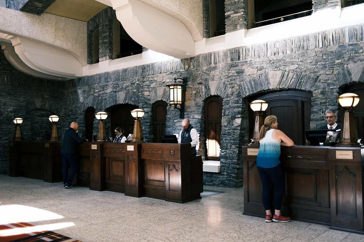 Призрак посыльного Сэма считается самым добрым духом Fairmont Banff Springs. Фото © Shutterstock / FOTODOM / Pascal Huot