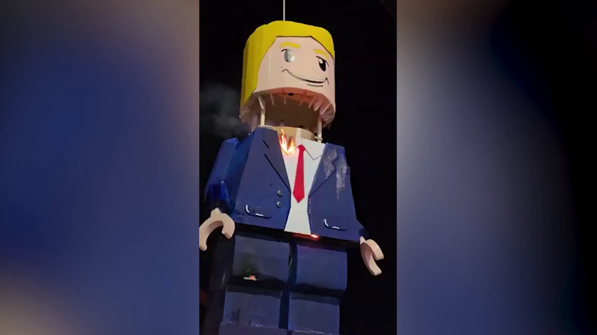 В Иране после похорон Хаменеи сожгли Трампа из LEGO на акции протеста. Обложка © Х / Sulaiman Ahmed