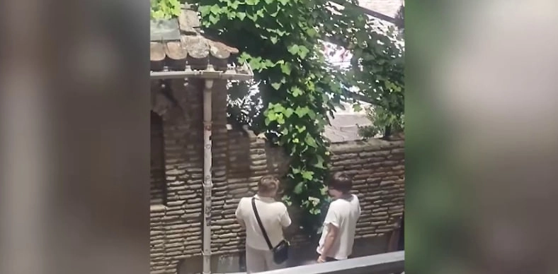 В Грузии оштрафовали эстонца и украинца, которые помочили на стену церкви. Обложка © Facebook (признан экстремистской организацией и запрещён на территории Российской Федерации) /Rustavi2