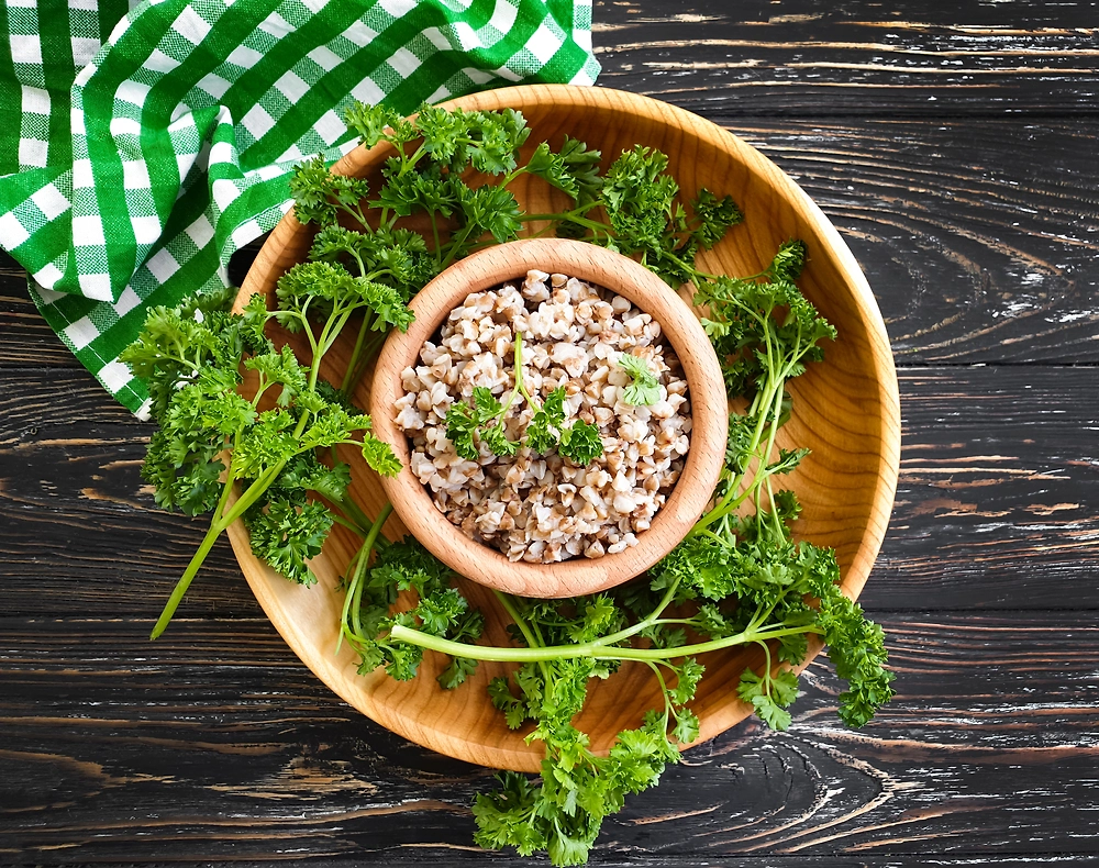 Гречка с зеленью и маслом. Фото © Shutterstock / FOTODOM / TanyaLovus