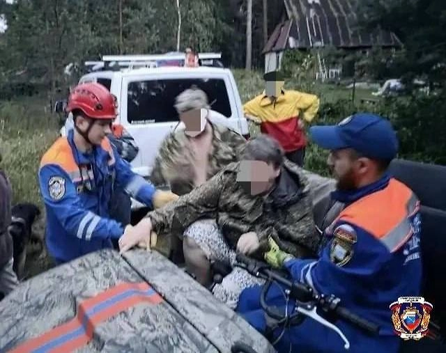 Эвакуация людей у Лубенского озера. Фото © Telegram / Правопорядок и безопасность ЛО