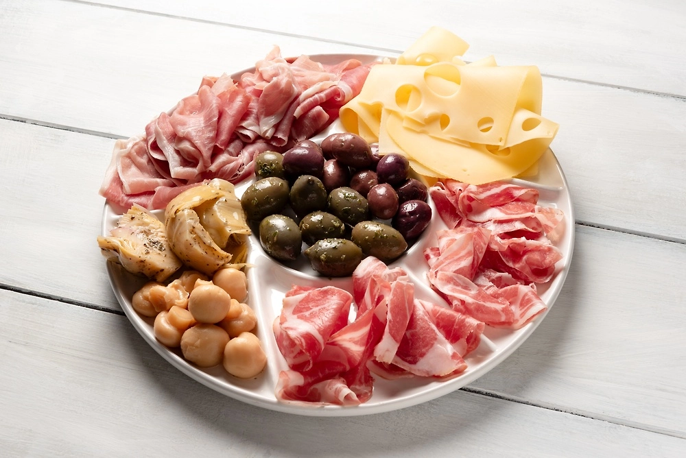 Тарелка с сыром и вяленым мясом. Фото © Shutterstock / FOTODOM / Alessio Orru