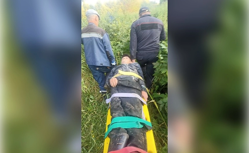 Эвакуация пропавшего жителя деревни Егорова. Фото © 59.мвд.рф