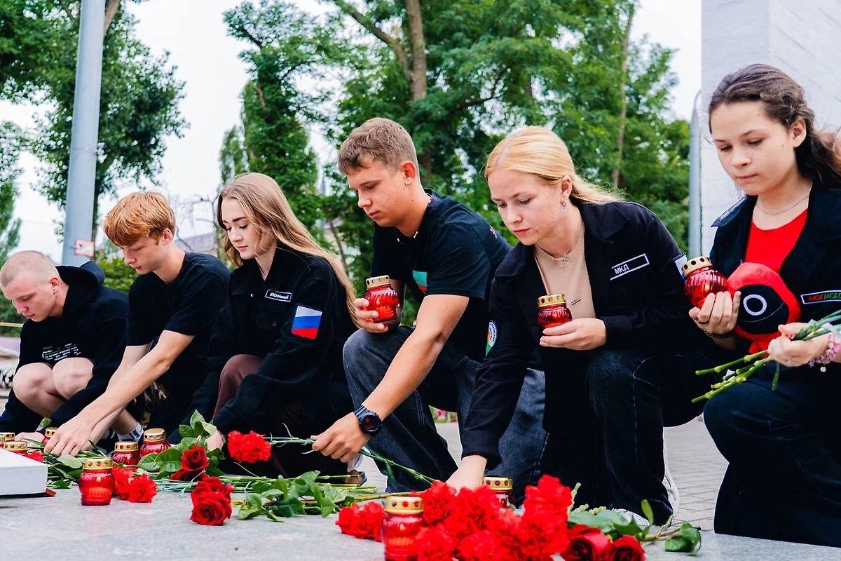 Возложение цветов у стихийного мемориала. Фото © Telegram / Евгений Балицкий
