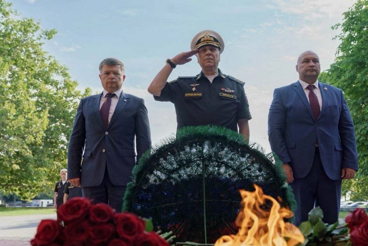  В Севастополе прошло возложение цветов в честь Дня ВМФ. Фото © Telegram / Правительство Севастополя