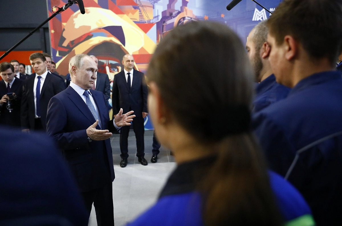 Путин после посещения Адмиралтейства пообщался с петербуржцами Путин после посещения Адмиралтейства пообщался с петербуржцами