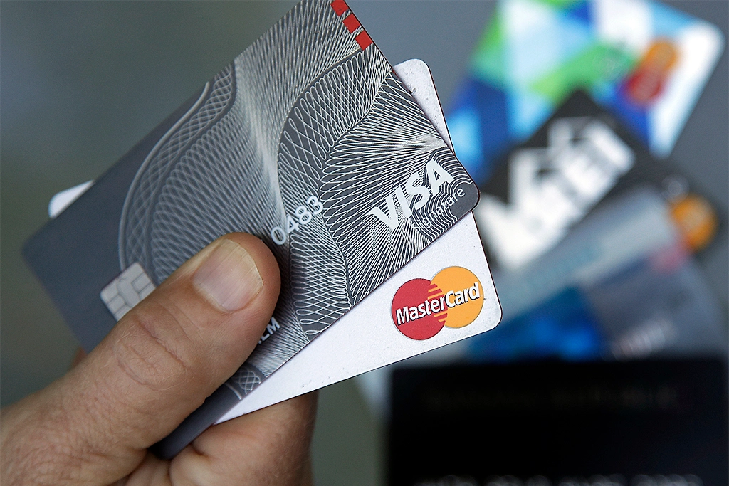 Карты Visa и Mastercard выведут из оборота в России. Обложка © ТАСС / Elise Amendola / АР
