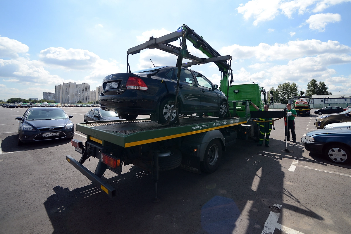 Эвакуация автомобиля в 2026 году: за какие нарушения машину могут увезти на штрафстоянку? Фото © РИА Новости / Евгений Биятов