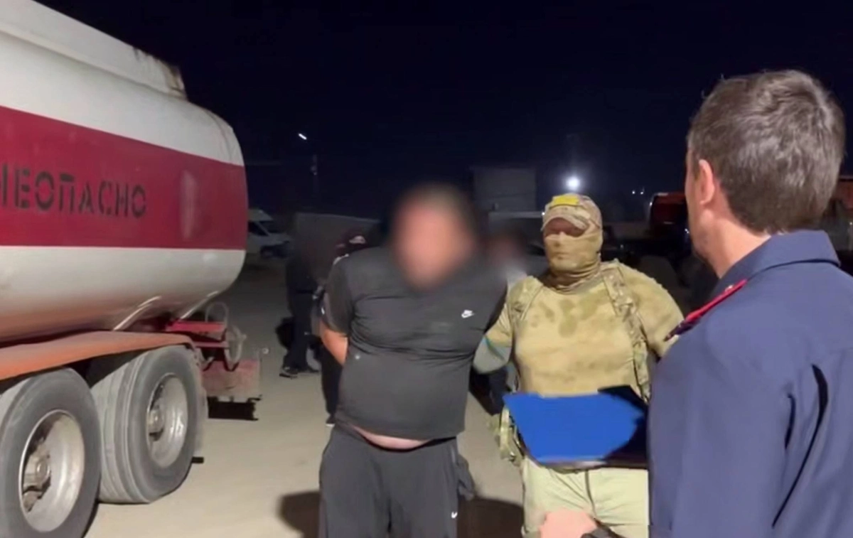 В Дагестане задержали участников ОПГ за хищение 110 тонн нефти. Обложка © Telegram/Следком