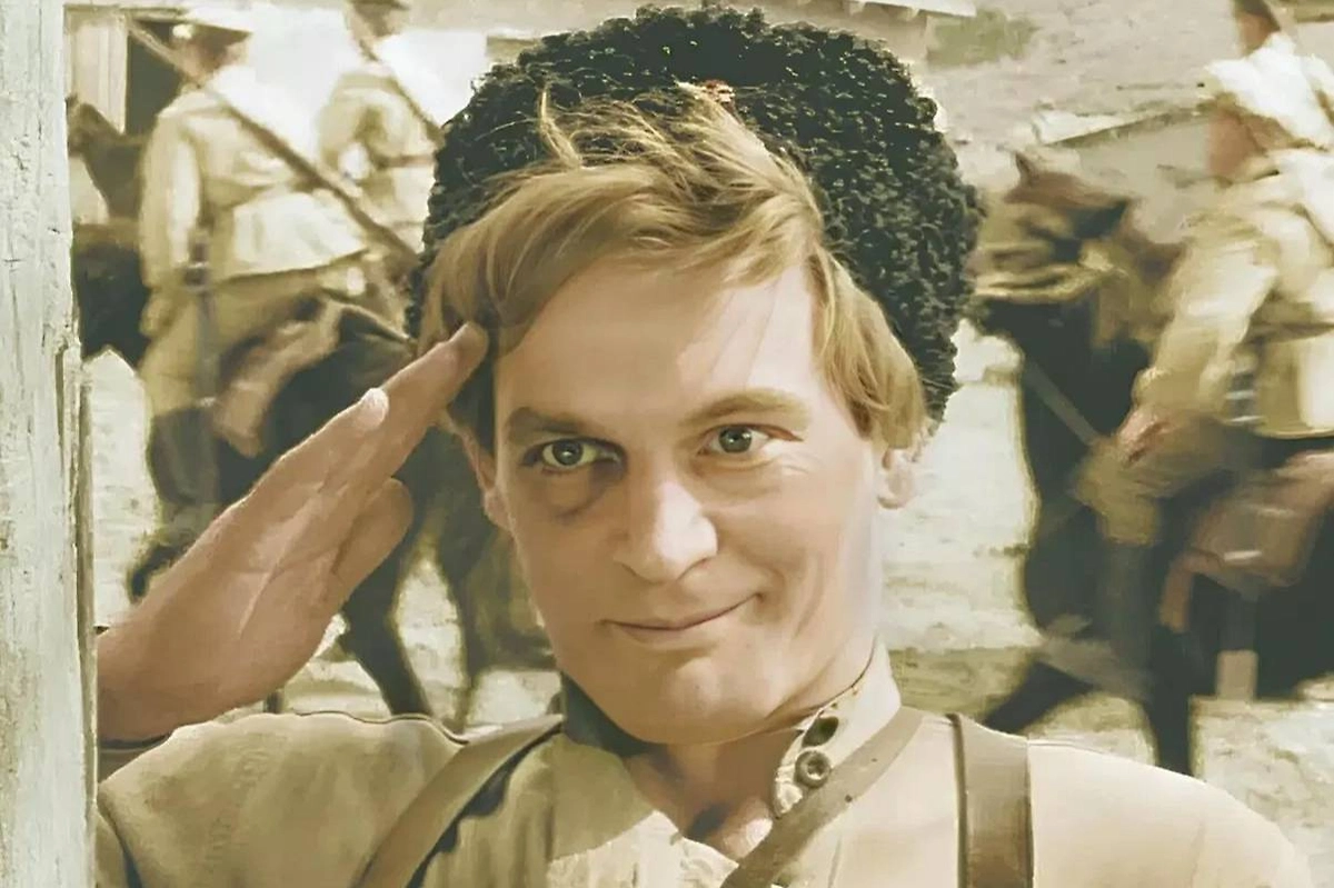 Василий Лановой в роли офицера Ивана Вараввы в советском фильме «Офицеры» 1971 года. Фото © Кадр из фильма «Офицеры», режиссёр Владимир Роговой, сценаристы Кирилл Рапопорт, Борис Васильев