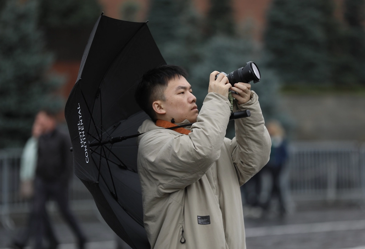 Турист из КНР на Красной площади в Москве. Обложка © Life.ru