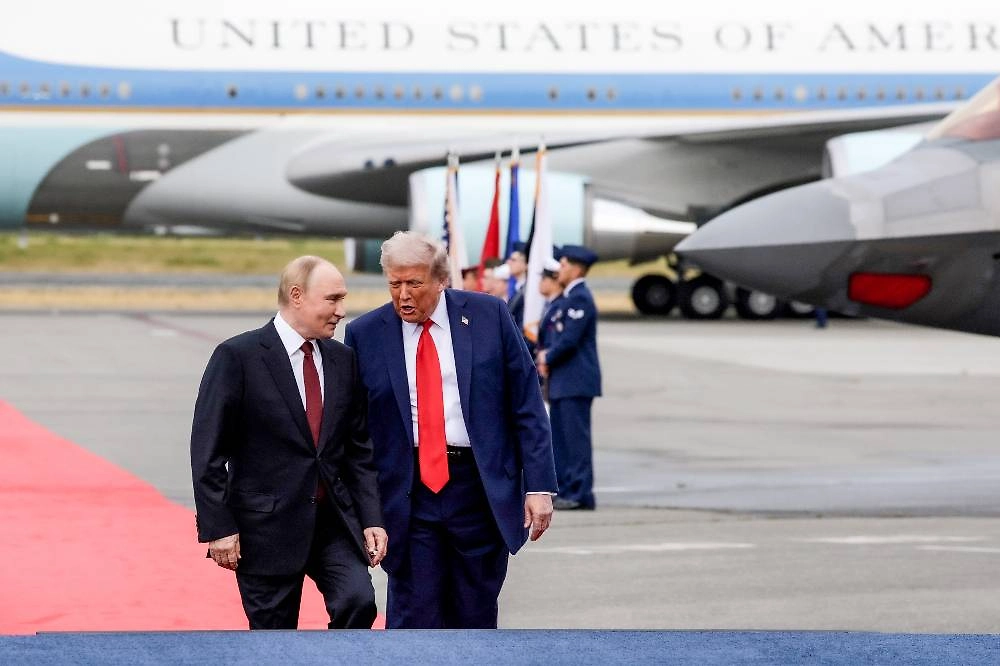 Президент России Владимир Путин и президент США Дональд Трамп во время встречи на территории международного аэропорта Анкоридж имени Теда Стивенса. Фото © ТАСС / Гавриил Григоров