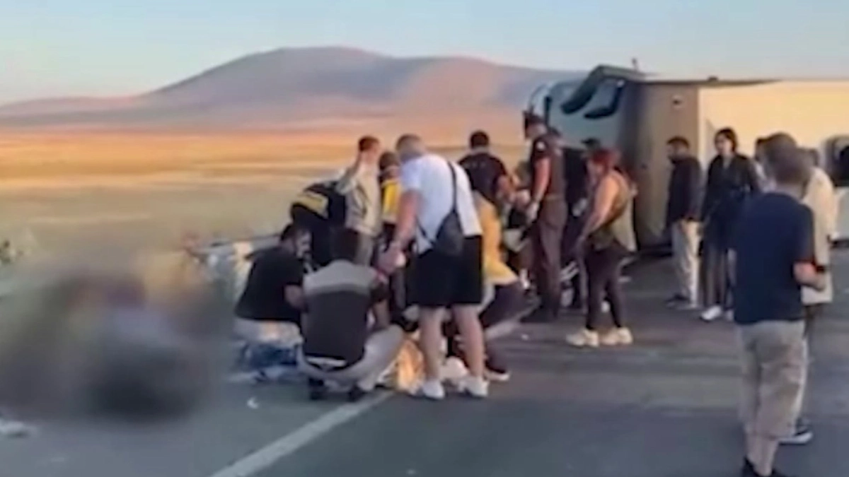 В Турции более 30 человек пострадали при опрокидывании автобуса. Обложка © Hürriyet