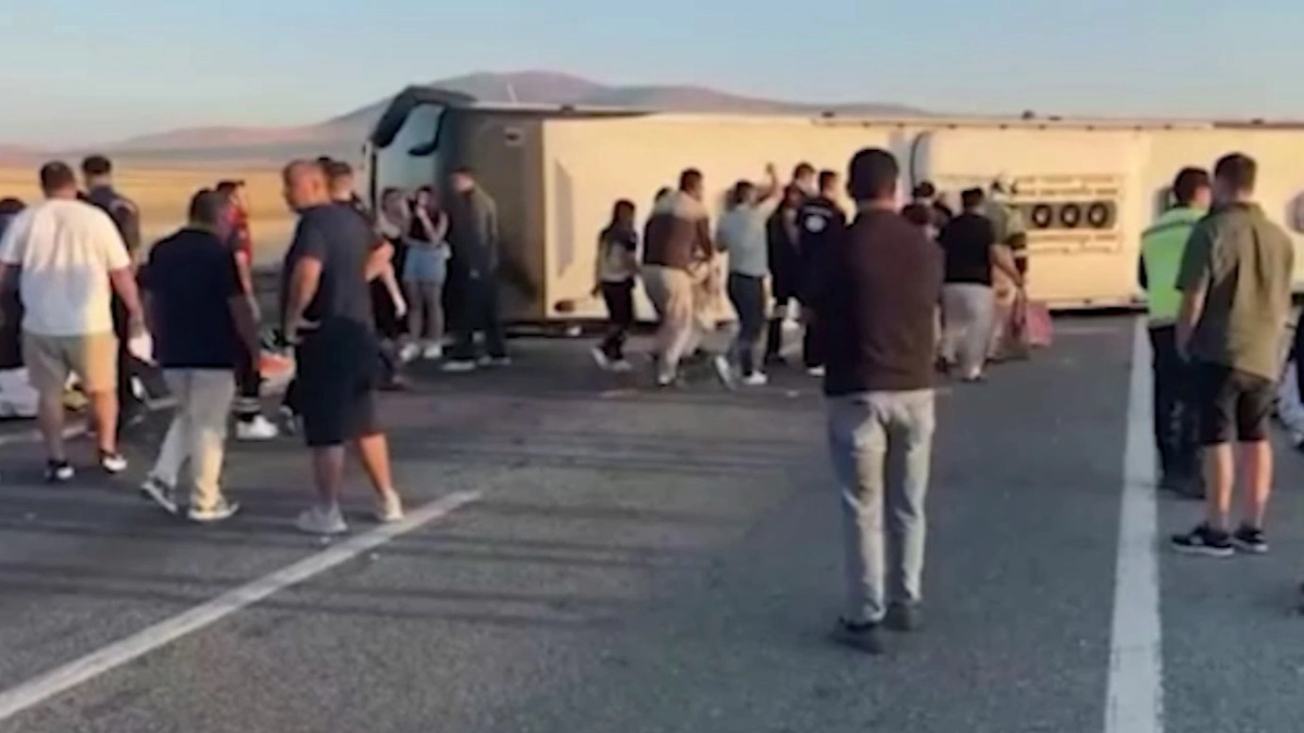 В Турции более 30 человек пострадали при опрокидывании автобуса. Обложка © Hürriyet