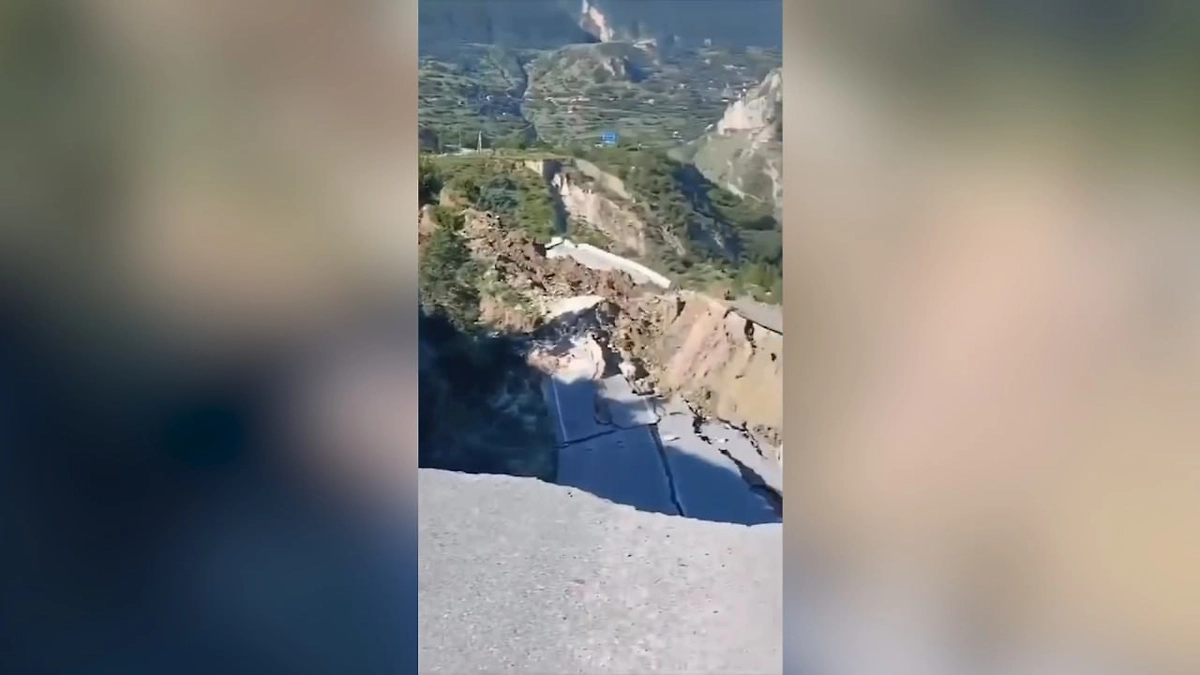 Оползень разрушил дорогу «Ботлих — Карата» в Дагестане. Обложка © Instagram (признан экстремистской организацией и запрещён на территории Российской Федерации)/ tut.dagestan