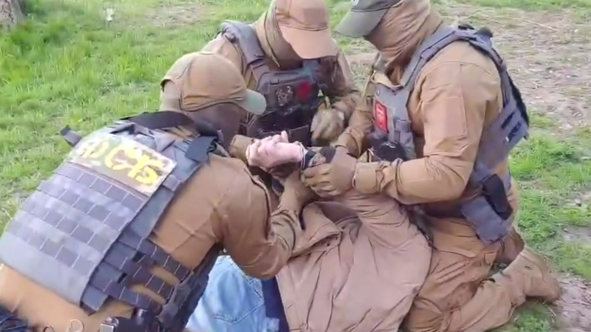 ФСБ задержала трёх жителей ЛНР по подозрению в госизмене. Обложка © ЦОС ФСБ России