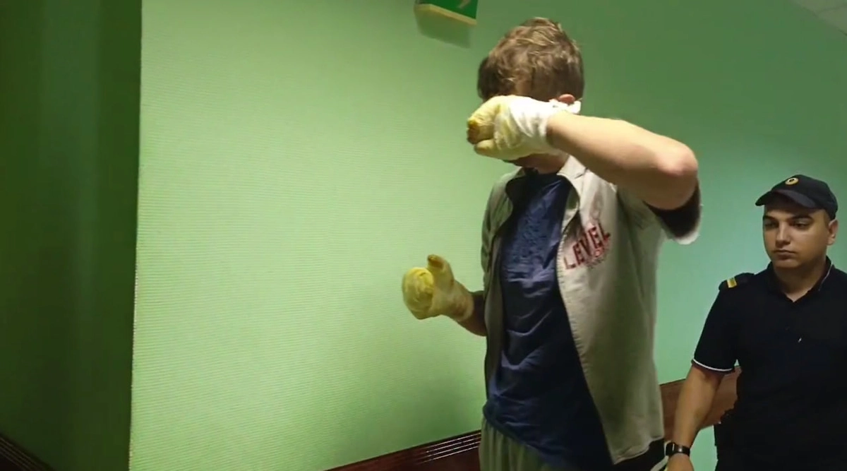 Суд Курска арестовал трёх мужчин, которые пытались заживо сжечь юношу в лесу. Видео © «Макс» / Объединённая пресс-служба судебной системы Курской области
