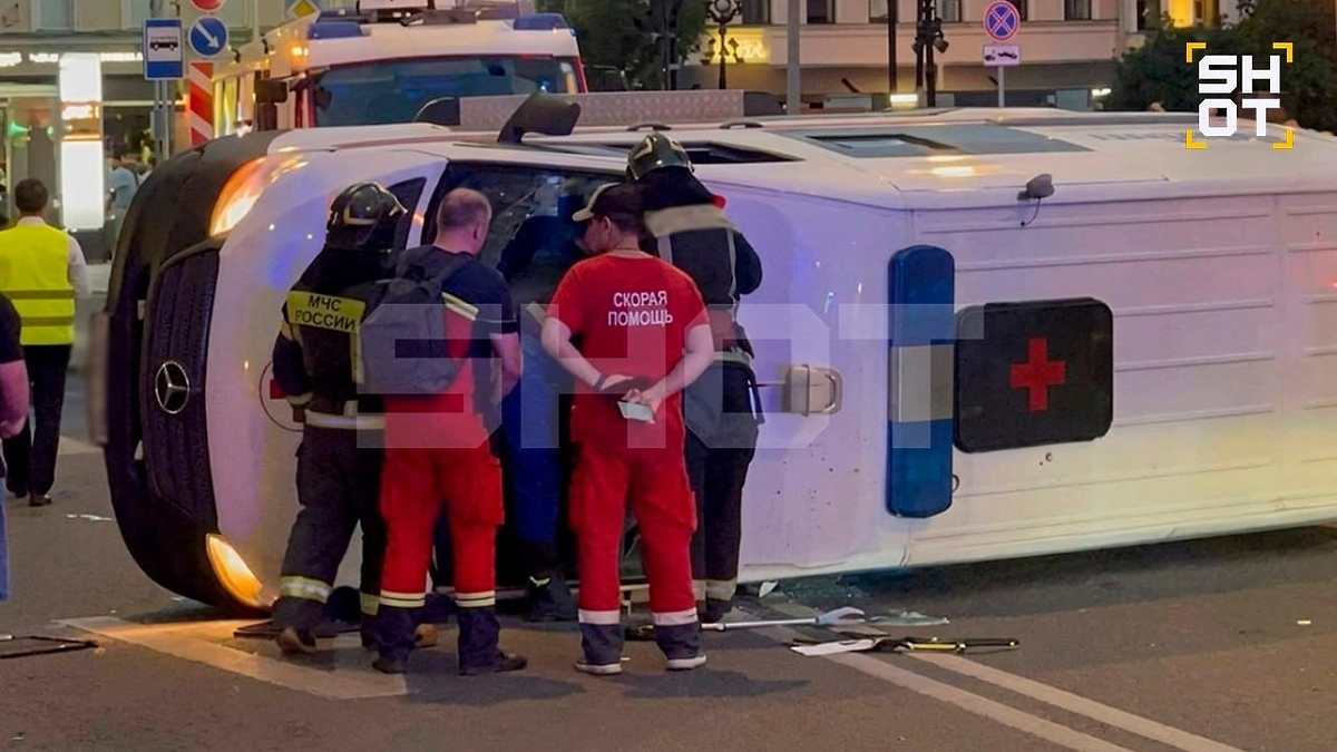 Водитель частной скорой помощи пострадал в ДТП в центре Москвы. Фото © SHOT