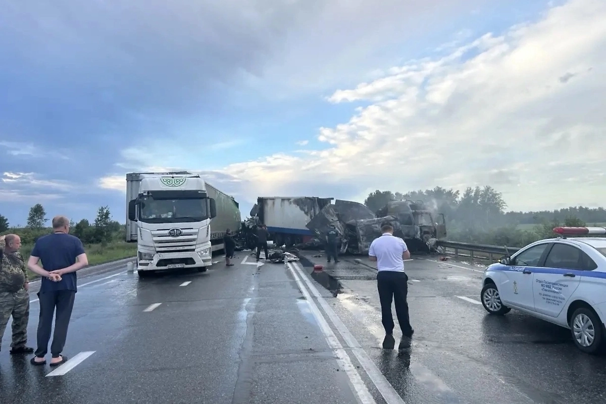 Два человека пострадали в ДТП с четырьмя машинами в Омской области. Фото © VK / Управление МВД России по Омской области