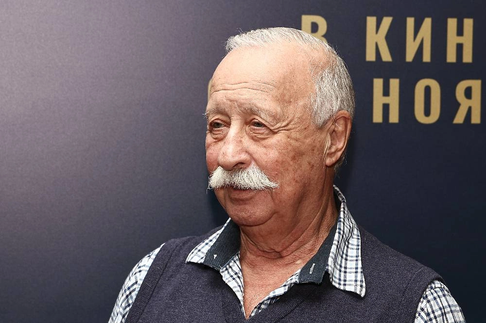 Как Леонид Якубович выглядит и живёт в 81 год, почему телеведущий продолжает летать на самолётах и собирается ли уходить из «Поля чудес»? Фото © ТАСС / Софья Сандурская