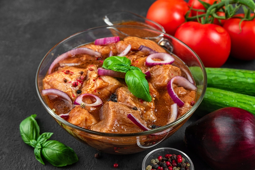 Какому мясу подойдёт маринад из томатного сока и томатной пасты. Фото © Shutterstock / FOTODOM / artem evdokimov