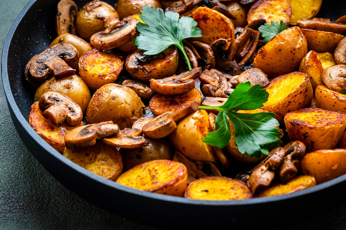 Как вкусно пожарить грибы на сковороде. Обложка © Shutterstock / FOTODOM / 5PH