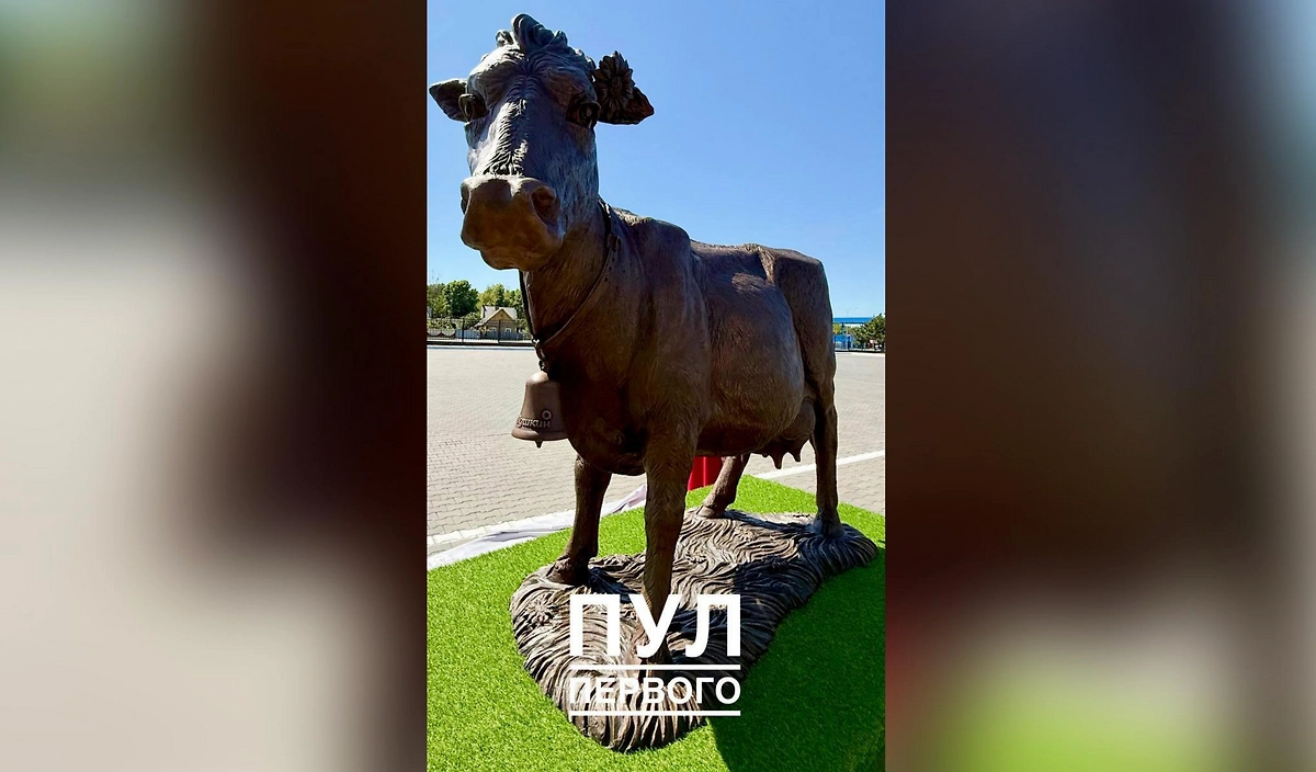Лукашенко получил в подарок памятник корове. Фото © Telegram / Пул Первого