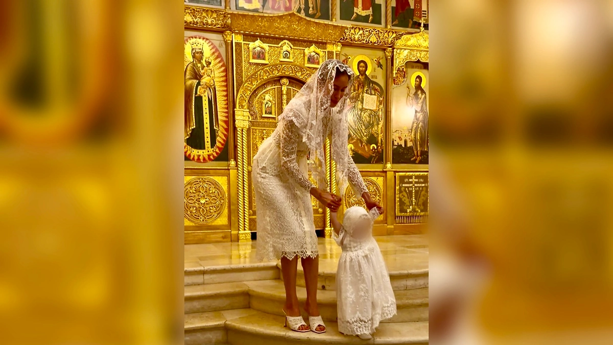 Тимати и Валентина Иванова покрестили дочь Эмму. Обложка © Instagram (признан экстремистской организацией и запрещён на территории Российской Федерации)/ halfbloodval