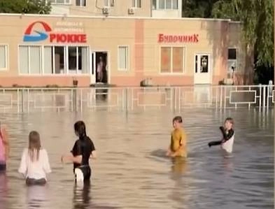 В Барнауле дети не опечалились из-за ливня, а наоборот устроили «лужный» заплыв. Обложка © Telegram / В КУРСЕ 22 | Барнаул