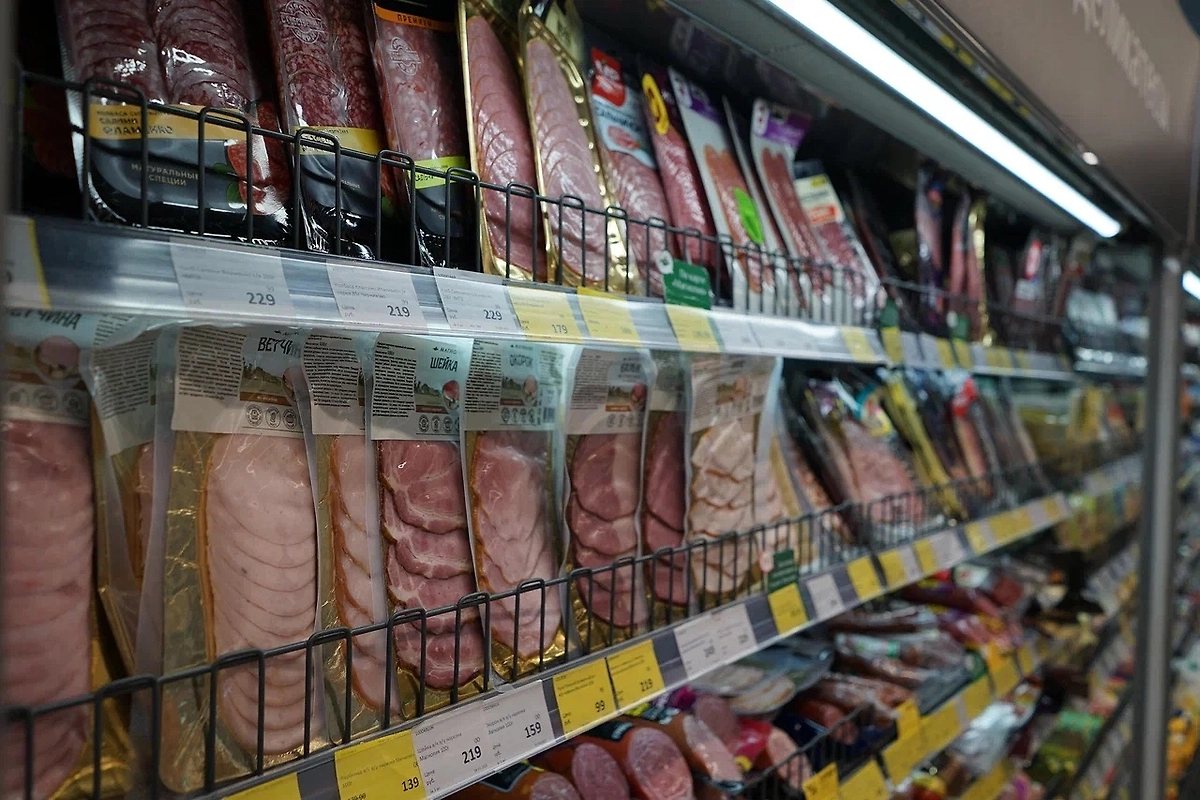 Прилавок с мясной продукцией в магазине. Обложка © Life.ru