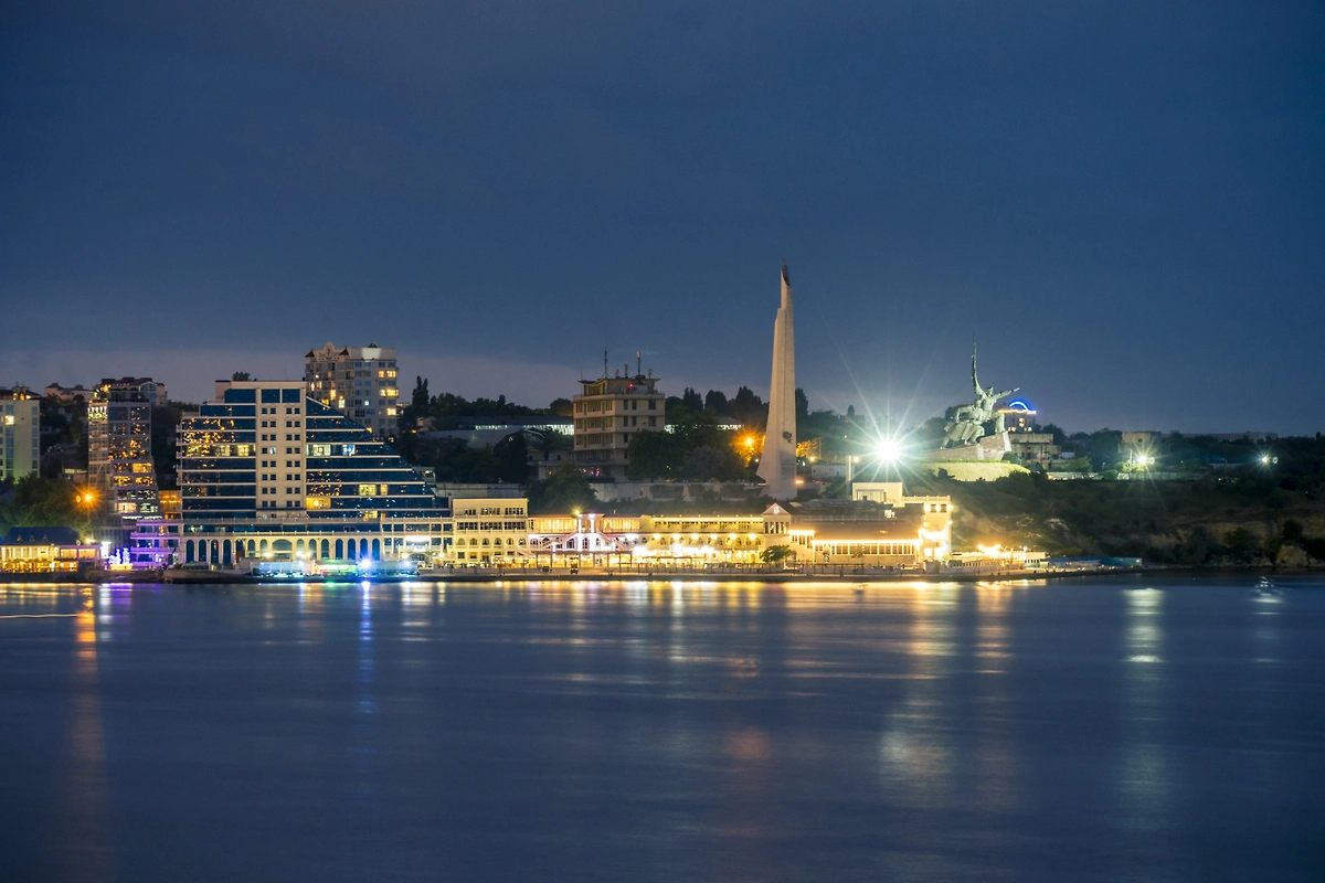 Набережная Севастополя. Обложка © Shutterstock / FOTODOM / Viktor Bondarenko