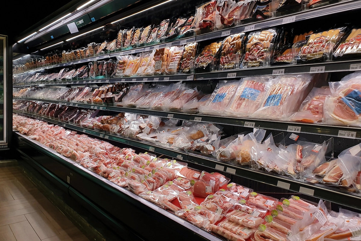 Прилавок с мясной продукцией в магазине. Обложка © Shutterstock / FOTODOM / TY Lim