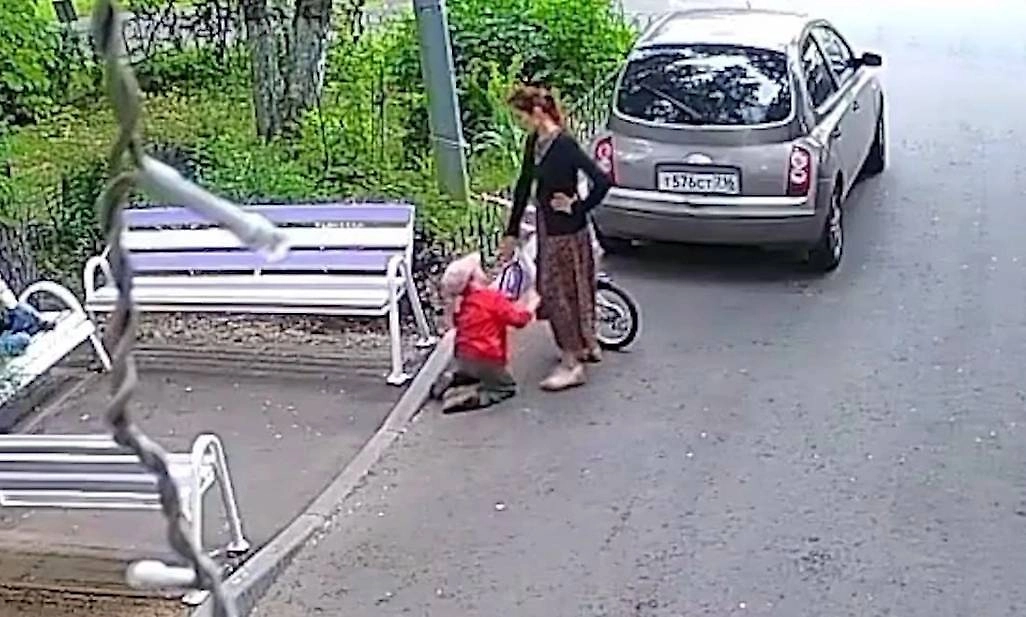 В Москве женщина заставила ребёнка встать на колени и целовать ей ноги. Обложка © Telegram / СОСЕДИ Алтуфьевский