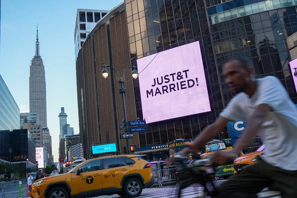 Что происходило за дверями стадиона Madison Square Garden? JUST&T MARRIED, гроза, радуга и толпы фанатов. Фото © ТАСС / Ryan Murphy