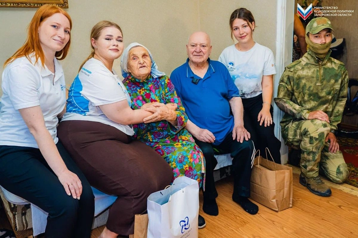 «Волонтёры Победы» навестили пару, пережившую заточение в концлагере. Фото © Telegram / Волонтёры Победы | Запорожская область