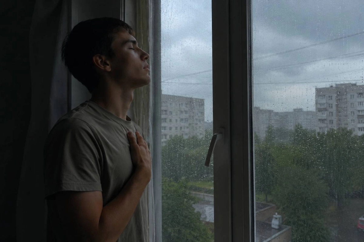 Сердце и сосуды во время грозы испытывают дополнительную нагрузку. ИИ-иллюстрация: создано редакцией Life.ru с использованием ChatGPT (OpenAI) 