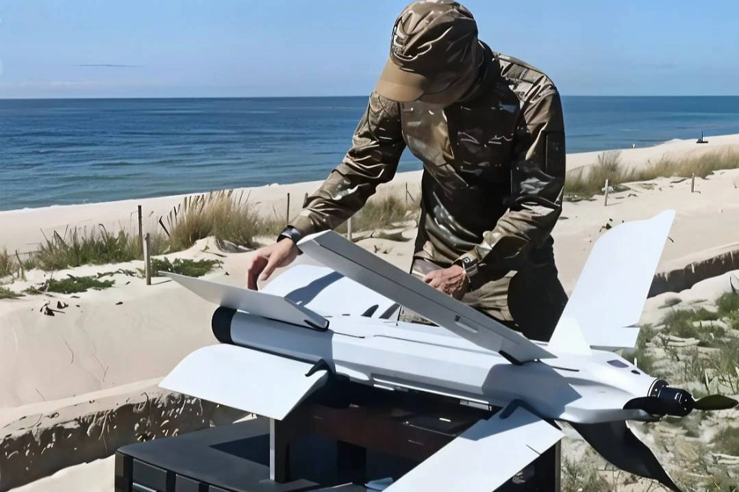 Российский военнослужащий и беспилотник-камикадзе «Ланцет». Обложка © Telegram / ZALA