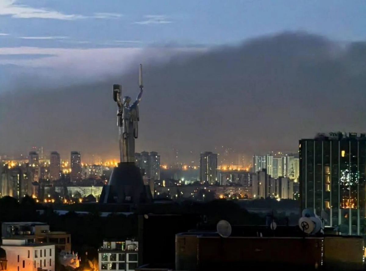 Чёрный дым над Киевом на фоне ударов ВС РФ. Обложка © Telegram / Реальный Киев