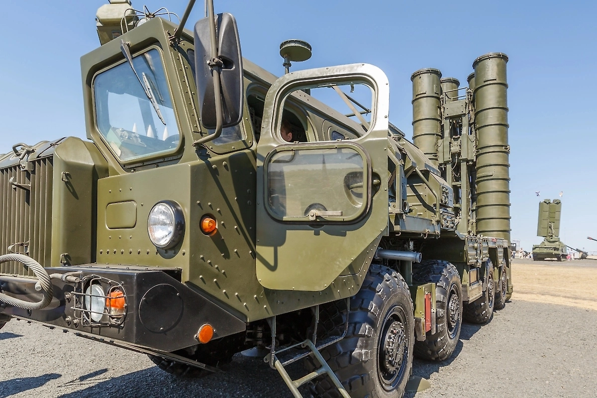 ЗРК С-400 на вооружении ВС РФ. Обложка © Shutterstock / FOTODOM / VLADJ55