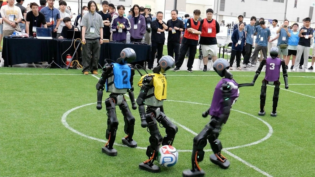 Кадры футбола турнира RoboCup, прошедшего в Южной Корее. Обложка © Х / Tsinghua University