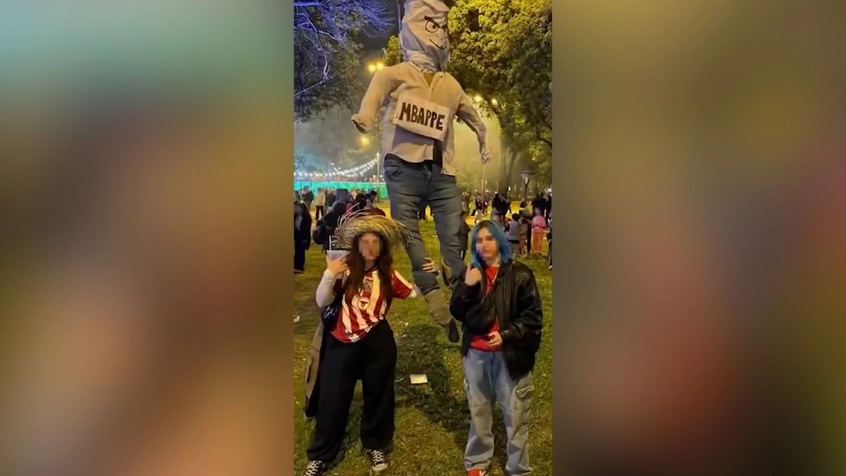В Парагвае сожгли чучело Мбаппе после поражения от Франции на ЧМ. Обложка © Х / AlertesInfos
